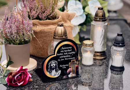 Podstawka pod znicz w kształcie serca z wyciętym krzyżem. Wykonana z czarnej matowej lub błyszczącej pleksy