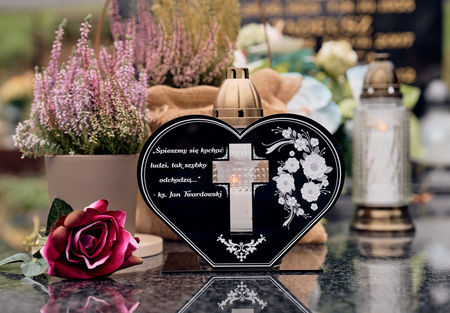 Podstawka pod znicz w kształcie serca w wyciętym krzyżem. Wykonana z czarnej matowej lub błyszczącej pleksi