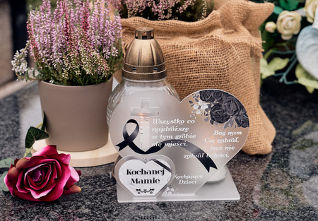 Podstawka pod znicz z podwójnym sercem oraz wyciętym krzyżem. Wykonana z czarnej matowej lub mlecznej pleksi