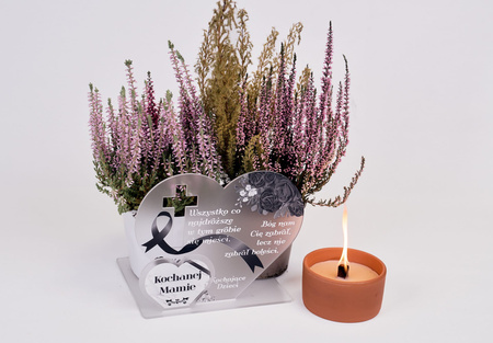 Podstawka pod znicz z podwójnym sercem oraz wyciętym krzyżem. Wykonana z czarnej matowej lub mlecznej pleksi