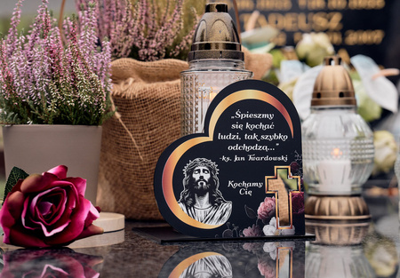 Podstawka pod znicz w kształcie serca z wyciętym krzyżem. Wykonana z czarnej matowej lub błyszczącej pleksy