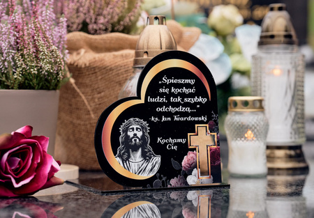 Podstawka pod znicz w kształcie serca z wyciętym krzyżem. Wykonana z czarnej matowej lub błyszczącej pleksy