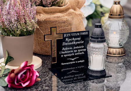 Podstawka pod znicz ze złotym lub srebrnym krzyżem