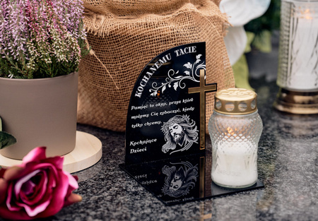 Podstawka pod znicz z klejonym krzyżem złotym lub srebrnym. Wykonana z czarnej matowej lub błyszczącej pleksi