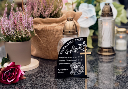 Podstawka pod znicz z klejonym krzyżem złotym lub srebrnym. Wykonana z czarnej matowej lub błyszczącej pleksi