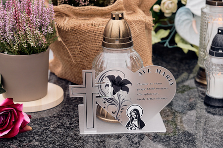 Podstawka pod znicz w kształcie serca z krzyżem. Wykonana z czarnej matowej/błyszczącej lub mlecznej pleksi