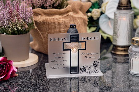 Podstawka pod znicz z wyciętym krzyżem. Wykonana z mlecznej pleksi