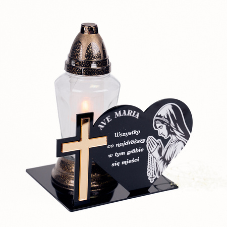 Podstawka pod znicz w kształcie serca z krzyżem klejonym. Wykonana z czarnej matowej/błyszczącej lub mlecznej pleksi