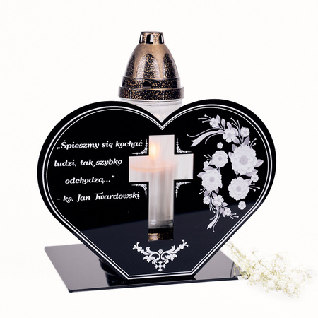 Podstawka pod znicz w kształcie serca w wyciętym krzyżem. Wykonana z czarnej matowej lub błyszczącej pleksi