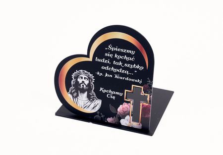 Podstawka pod znicz w kształcie serca z wyciętym krzyżem. Wykonana z czarnej matowej lub błyszczącej pleksy