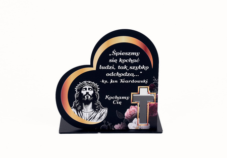 Podstawka pod znicz w kształcie serca z wyciętym krzyżem. Wykonana z czarnej matowej lub błyszczącej pleksy