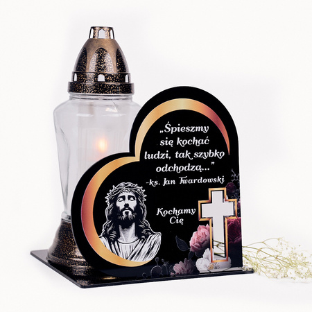 Podstawka pod znicz w kształcie serca z wyciętym krzyżem. Wykonana z czarnej matowej lub błyszczącej pleksy