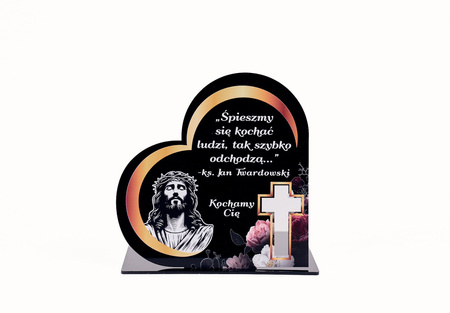 Podstawka pod znicz w kształcie serca z wyciętym krzyżem. Wykonana z czarnej matowej lub błyszczącej pleksy