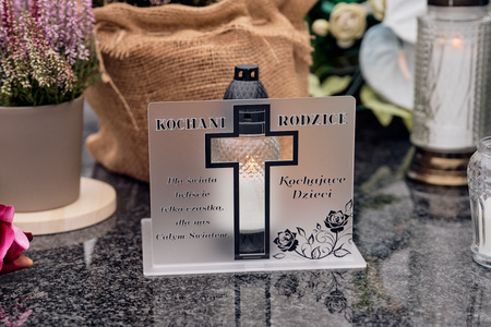 Podstawka pod znicz z wyciętym krzyżem. Wykonana z mlecznej pleksi