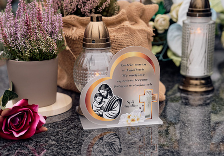 Podstawka pod znicz w kształcie serca z wyciętym krzyżem. Wykonana z mlecznej pleksi