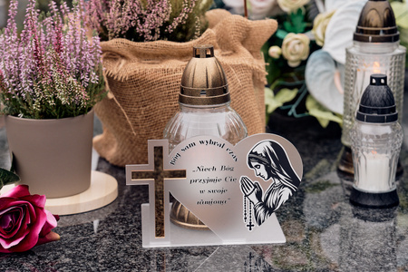 Podstawka pod znicz w kształcie serca z krzyżem klejonym. Wykonana z czarnej matowej/błyszczącej lub mlecznej pleksi