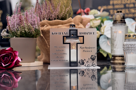 Podstawka pod znicz z wyciętym krzyżem. Wykonana z mlecznej pleksi