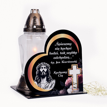 Podstawka pod znicz w kształcie serca z wyciętym krzyżem. Wykonana z czarnej matowej lub błyszczącej pleksy