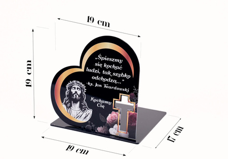 Podstawka pod znicz w kształcie serca z wyciętym krzyżem. Wykonana z czarnej matowej lub błyszczącej pleksy
