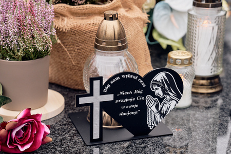 Podstawka pod znicz w kształcie serca z krzyżem klejonym. Wykonana z czarnej matowej/błyszczącej lub mlecznej pleksi