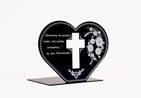 Podstawka pod znicz w kształcie serca w wyciętym krzyżem. Wykonana z czarnej matowej lub błyszczącej pleksi