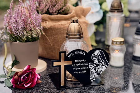 Podstawka pod znicz w kształcie serca z krzyżem klejonym. Wykonana z czarnej matowej/błyszczącej lub mlecznej pleksi