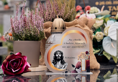 Podstawka pod znicz w kształcie serca z wyciętym krzyżem. Wykonana z mlecznej pleksi