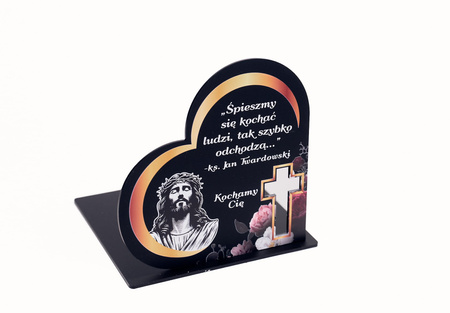 Podstawka pod znicz w kształcie serca z wyciętym krzyżem. Wykonana z czarnej matowej lub błyszczącej pleksy