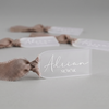 Elegancka Satynowa Winietka Akrylowa z Personalizowanym Drukiem UV i Wstążką| 01