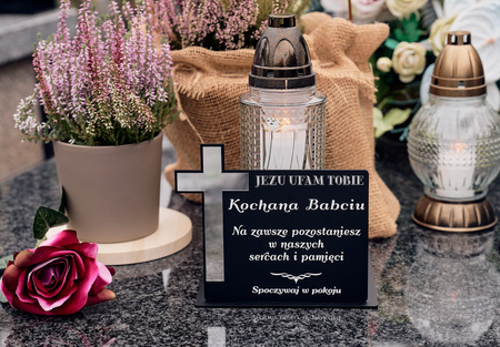 Podstawka pod znicz ze złotym lub srebrnym krzyżem