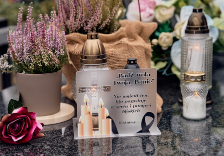 Podstawka pod znicz z wyciętym krzyżem. Wykonana z mlecznej pleksi