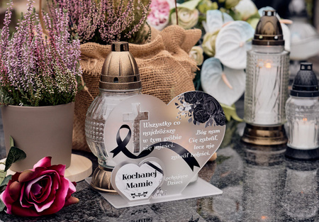 Podstawka pod znicz z podwójnym sercem oraz wyciętym krzyżem. Wykonana z czarnej matowej lub mlecznej pleksi