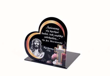 Podstawka pod znicz w kształcie serca z wyciętym krzyżem. Wykonana z czarnej matowej lub błyszczącej pleksy