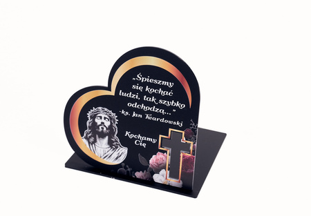 Podstawka pod znicz w kształcie serca z wyciętym krzyżem. Wykonana z czarnej matowej lub błyszczącej pleksy