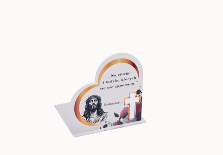 Podstawka pod znicz w kształcie serca z wyciętym krzyżem. Wykonana z mlecznej pleksi