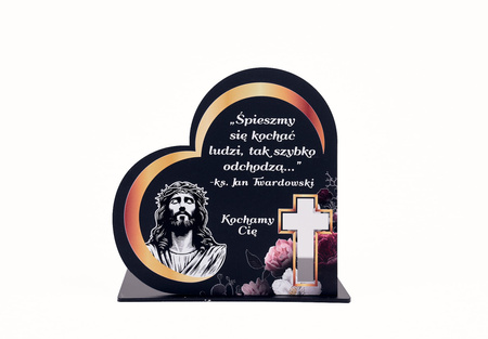 Podstawka pod znicz w kształcie serca z wyciętym krzyżem. Wykonana z czarnej matowej lub błyszczącej pleksy